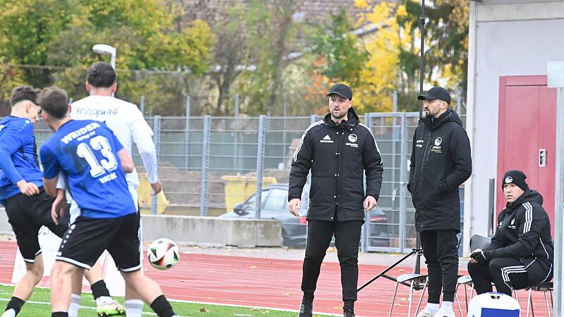 _HLX3830 HL FC Coburg gegen Weiden Bayernliga Trainertrio