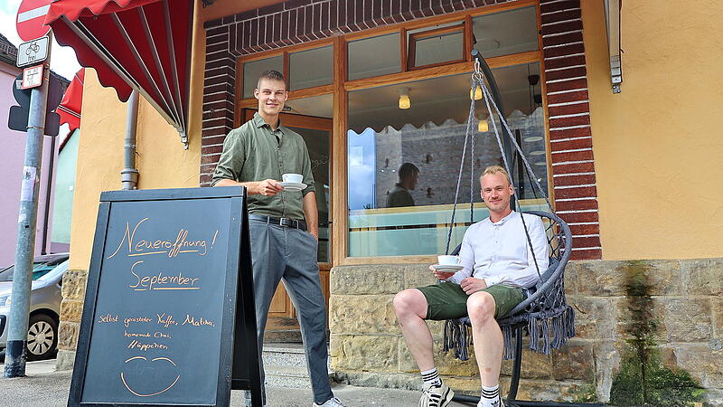 Justus Fichthorn (r.) und Jonathan Watzka legen mit ihrem neu er&ouml;ffneten Caf&eacute; R&ouml;stkult Wert auf Individualit&auml;t und au&szlig;ergew&ouml;hnlichen Kaffeegenuss.