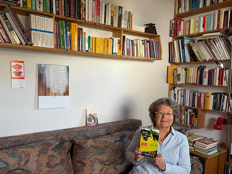 Erika Mattis mit dem Buch Querfeldein“ von Alex Capus. Erika Mattis mit dem Buch Querfeldein“ von Alex Capus.