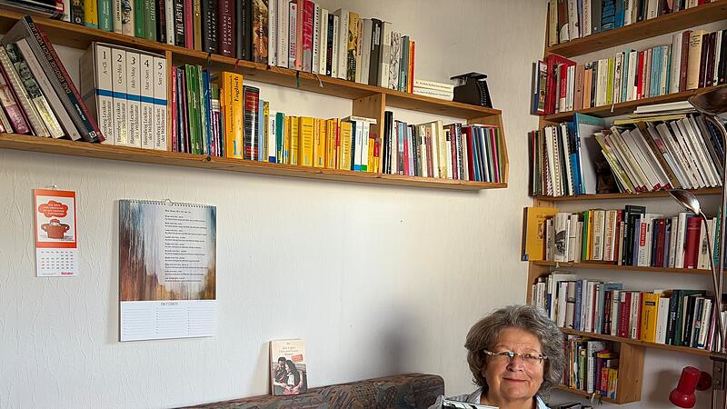 Erika Mattis mit dem Buch Querfeldein von Alex Capus