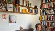 Erika Mattis mit dem Buch Querfeldein von Alex Capus Erika Mattis mit dem Buch Querfeldein von Alex Capus