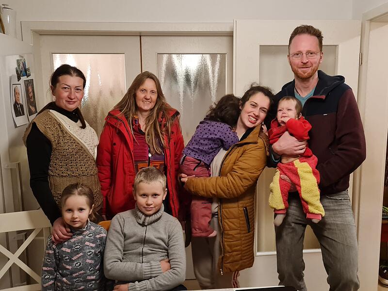 Rote Jacke: Fluchthelferin Tamara, rechts Fluchthelfer Jochen mit zahnendem Baby