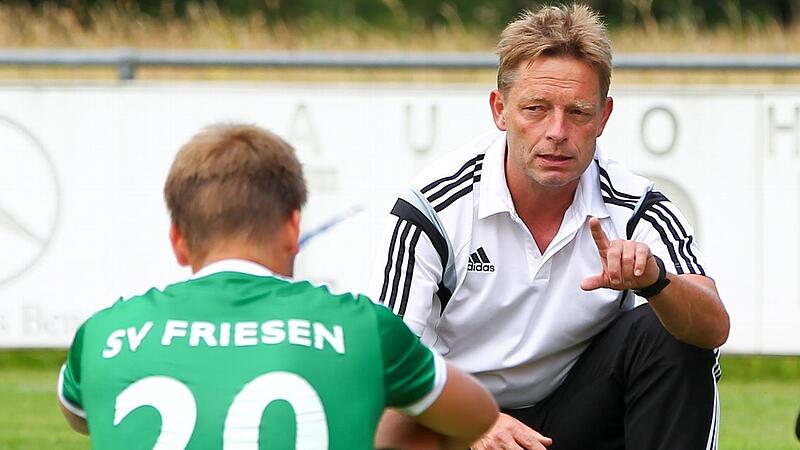 Peter Reichel (rechts) f&uuml;hrte den SV Friesen in der Saison 2016/17 in die Landesliga zur&uuml;ck.