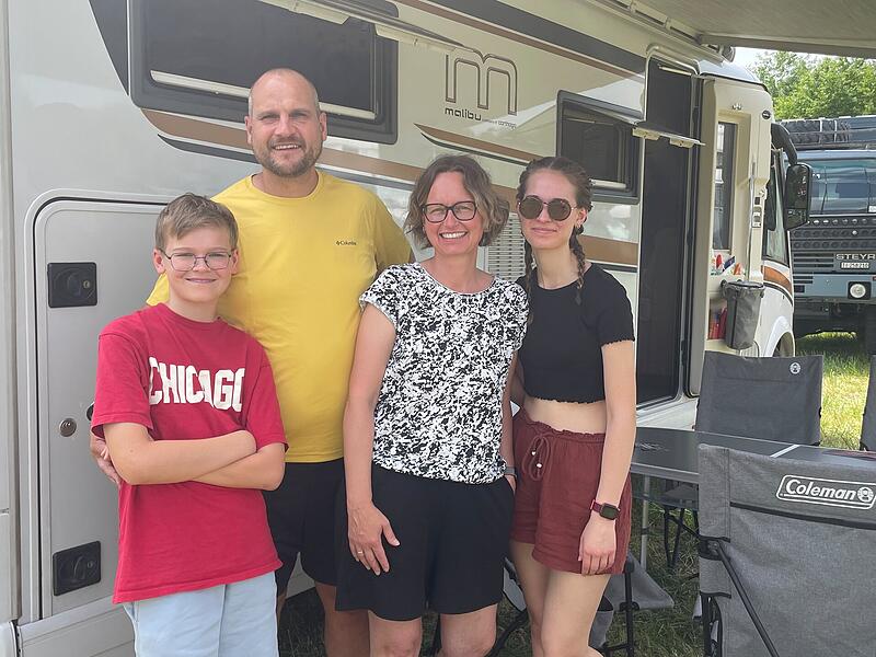 Holger Sixt, Frau Tanja, Tochter Olivia und Sohn Henry gehen im Urlaub immer campen, egal ob mit Reisemobil oder außerhalb Europas mit Zelt. Holger Sixt, Frau Tanja, Tochter Olivia und Sohn Henry gehen im Urlaub immer campen, egal ob mit Reisemobil oder außerhalb Europas mit Zelt.