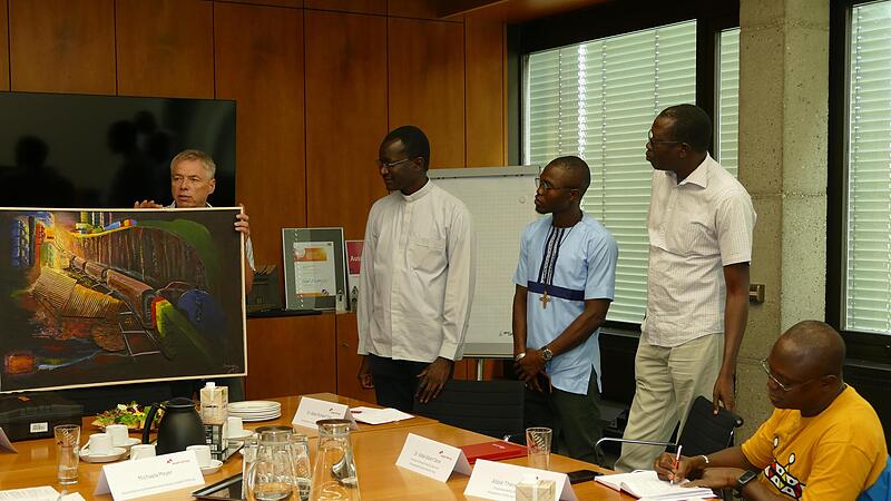 Die G&auml;ste aus Bambergs Partnerbistum Thi&egrave;s bei der Pressekonferenz in der Joseph-Stiftung mit Weltkirche-Referent Michael Kleiner.