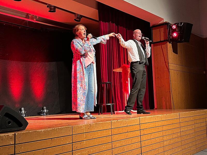 Jetzt singt sie auch noch: Luise Kinseher und ihr Tontechniker Simon beim Auftritt in Großenseebach.