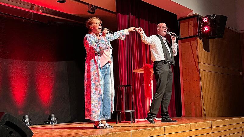 Jetzt singt sie auch noch: Luise Kinseher und ihr Tontechniker Simon beim Auftritt in Gro&szlig;enseebach.