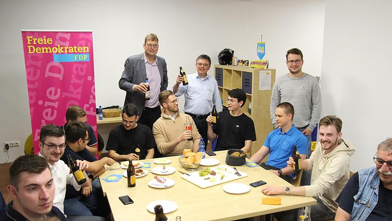 Die FDP freut sich in ihrer Geschäftsstelle in Erlangen über das gute Abschneiden der Partei bundes- aber auch wahlkreisweit. Direktkandidat Ralf Schwab ist hinten in der Mitte. Angestoßen wurde mit Grüner Bier. Reif für Jamaika?