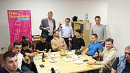 Die FDP freut sich in ihrer Geschäftsstelle in Erlangen über das gute Abschneiden der Partei bundes- aber auch wahlkreisweit. Direktkandidat Ralf Schwab ist hinten in der Mitte. Angestoßen wurde mit Grüner Bier. Reif für Jamaika?