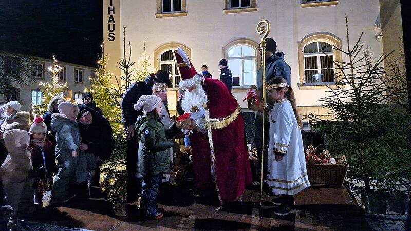 Der heilige Nikolaus verteilte Tüten an die Kinder.