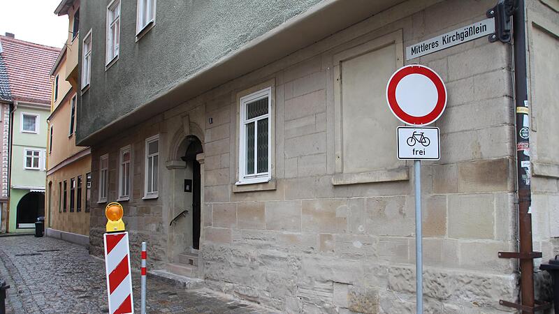 Hier dürfen und können Autos jetzt nicht mehr durchfahren: Das Mittlere Kirchgässlein in Coburg verbindet den Kirchhof vor der Morizkirche mit der Steingasse. Hier dürfen und können Autos jetzt nicht mehr durchfahren: Das Mittlere Kirchgässlein in Coburg verbindet den Kirchhof vor der Morizkirche mit der Steingasse.