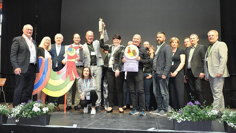 Dorferneuerungspreis in Hofheim: Die Gewinner des Europ&auml;ischen Dorferneuerungspreises aus Stadtschlaining mit Wolfgang Borst, Vorsitzender der Hofheimer Allianz (links).