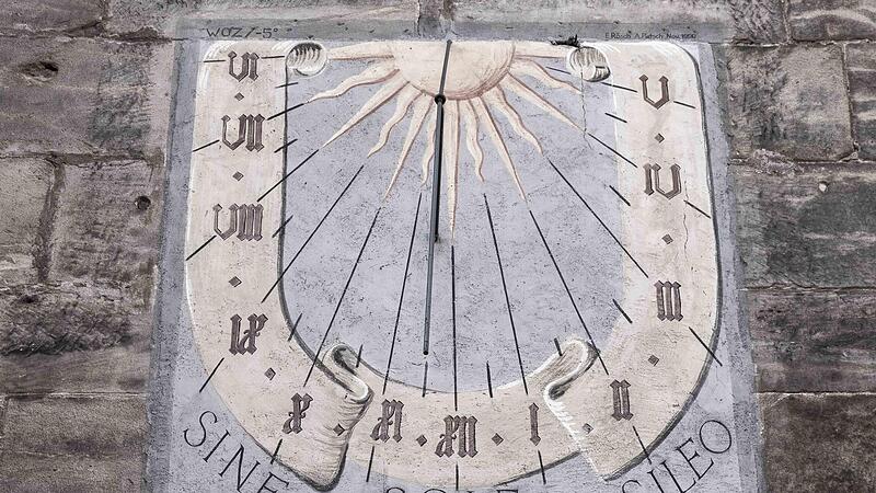 Wer mit der Zeitumstellung gar nicht klar kommt, kann sich einfach an die Sonnenuhr (hier in Ebern) halten. Die geht immer richtig …
