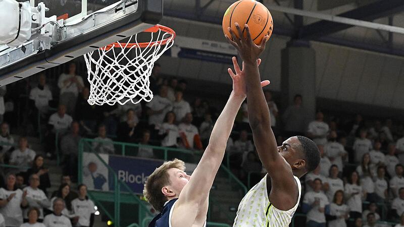 Der Bayreuther Tehree Horn (rechts), der unl&auml;ngst einen Vertrag beim BBC f&uuml;r die kommende Saison verl&auml;ngert hat, erzielte bei der bitten Hinspielniederlage gegen Bochum 19 Punkte.