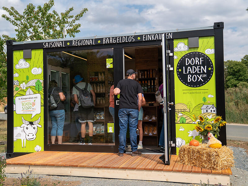 Bald kann in Ebermannstadt 24/7 eingekauft werden. Die geplante Dorfladenbox nahe der B470 k&ouml;nnte &auml;hnlich aussehen wie die Dorfladenbox in Obernsees (im Foto).