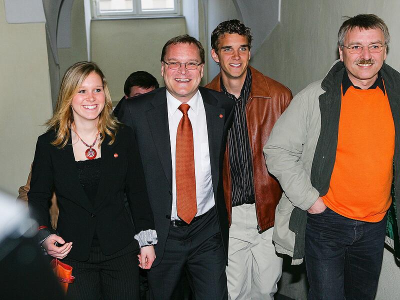 Wahlerfolg 2006: Andreas Starke erobert mit seinen Kindern das Bamberger Rathaus, rechts Heinz Kuntke