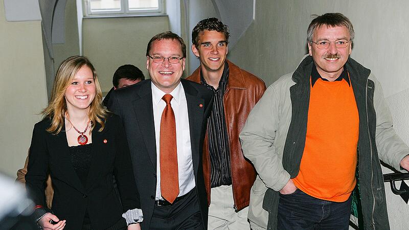 Wahlerfolg 2006: Andreas Starke erobert mit seinen Kindern das Bamberger Rathaus, rechts Heinz Kuntke