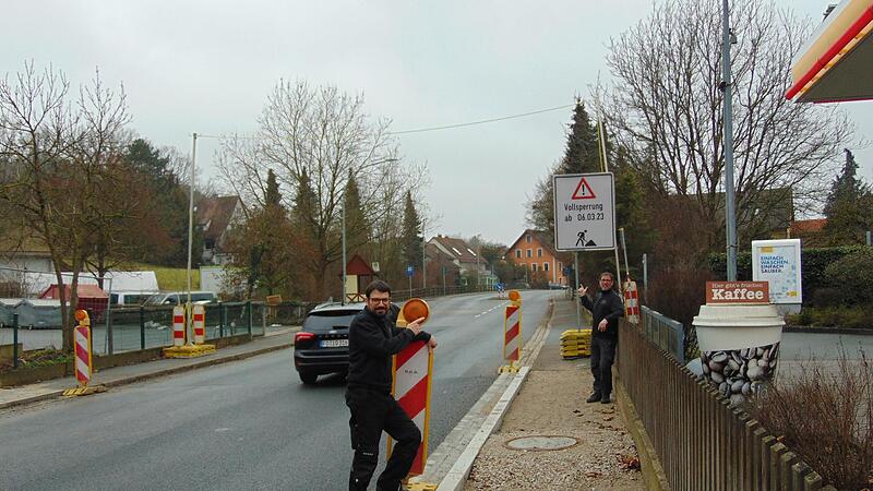 Die Schilder, die die Vollsperrung in Igensdorf ab 6. März ankündigen, sind bereits aufgestellt, wie hier an der Shell-Tankstelle (r.), die von Weißenohe und Gräfenberg aus erreichbar bleibt.Forchheim & Fränkische Schweiz Die Schilder, die die Vollsperrung in Igensdorf ab 6. März ankündigen, sind bereits aufgestellt, wie hier an der Shell-Tankstelle (r.), die von Weißenohe und Gräfenberg aus erreichbar bleibt.Forchheim & Fränkische Schweiz