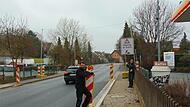 Die Schilder, die die Vollsperrung in Igensdorf ab 6. M&auml;rz ank&uuml;ndigen, sind bereits aufgestellt, wie hier an der Shell-Tankstelle (r.), die von Wei&szlig;enohe und Gr&auml;fenberg aus erreichbar bleibt.Forchheim & Fr&auml;nkische Schweiz