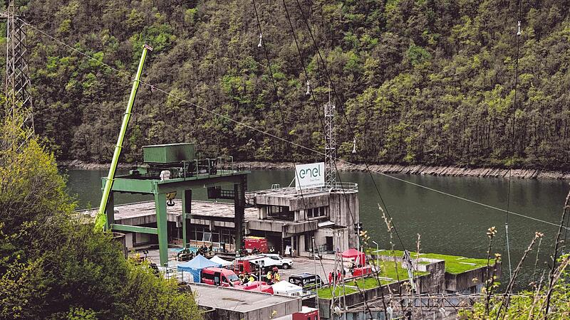 Feuerwehrleute arbeiten am Ort einer Explosion, die sich im Wasserkraftwerk von Enel Green Power am Suviana-Damm, etwa 70 Kilometer südwestlich von Bologna, ereignet hat.    Feuerwehrleute arbeiten am Ort einer Explosion, die sich im Wasserkraftwerk von Enel Green Power am Suviana-Damm, etwa 70 Kilometer südwestlich von Bologna, ereignet hat.   