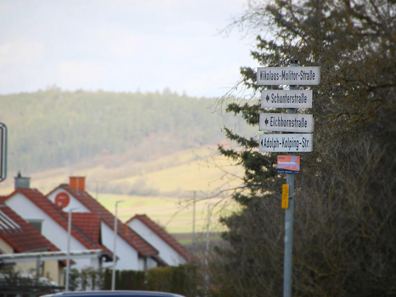 Die Nikolaus-Molitor-Straße bis zur Adolph-Kolping-Straße liegen auf der Zent von Münnerstadt. Die Nikolaus-Molitor-Straße bis zur Adolph-Kolping-Straße liegen auf der Zent von Münnerstadt.