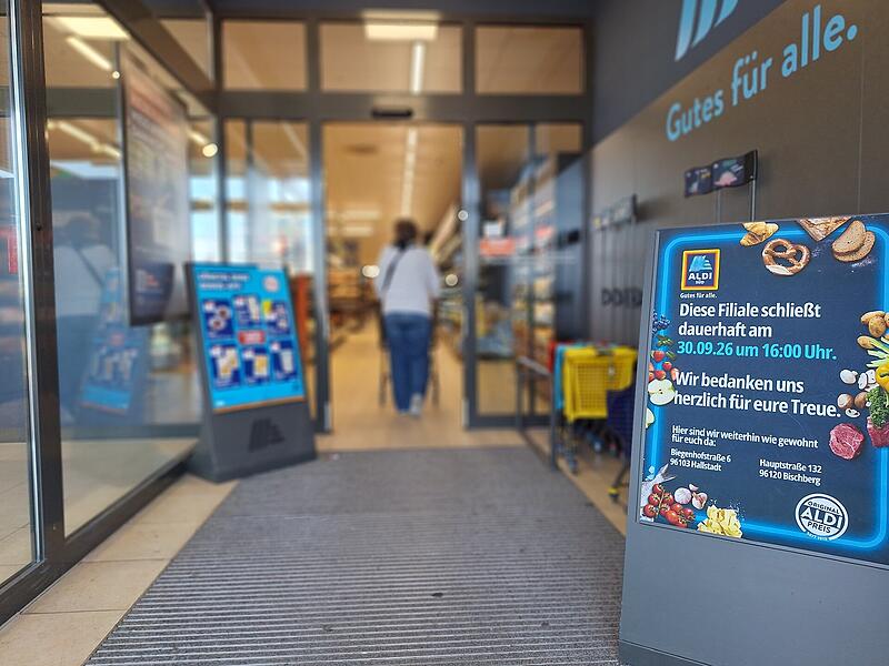 Der Aufsteller im Eingangsbereich k&uuml;ndigt es an: Die Aldi-Filiale am Market-Einkaufszentrum in Hallstadt ist bald Geschichte.