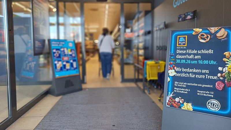Der Aufsteller im Eingangsbereich k&uuml;ndigt es an: Die Aldi-Filiale am Market-Einkaufszentrum in Hallstadt ist bald Geschichte.