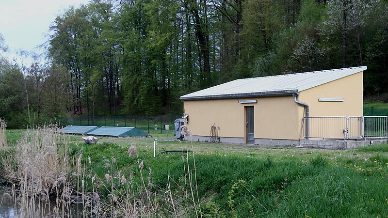 Das bisherige Betriebsgeb&auml;ude auf der Kl&auml;ranlage Kirchlauter erh&auml;lt noch einen Anbau und beides wird dann f&uuml;r eine Photovoltaikanlage genutzt, vorwiegend zur Eigenversorgung.