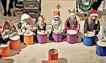 Jubel bei den Jüngsten: Die Musik-Kids unter der Leitung von Marina Markart eroberten die Herzen der Zuhörer. Jubel bei den Jüngsten: Die Musik-Kids unter der Leitung von Marina Markart eroberten die Herzen der Zuhörer.