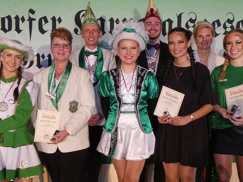 Unser Bild zeigt (von links): Susanne Wehner, Jule Zirwick, Irene Kramer, Matthias B&ouml;mmel, Hannah Sell, Felix Zirkelbach, Sandra Hesselbach, Jacqueline Meschke-Th&ouml;neb&ouml;hn, Am&eacute;lie Reich und Anna Brand.