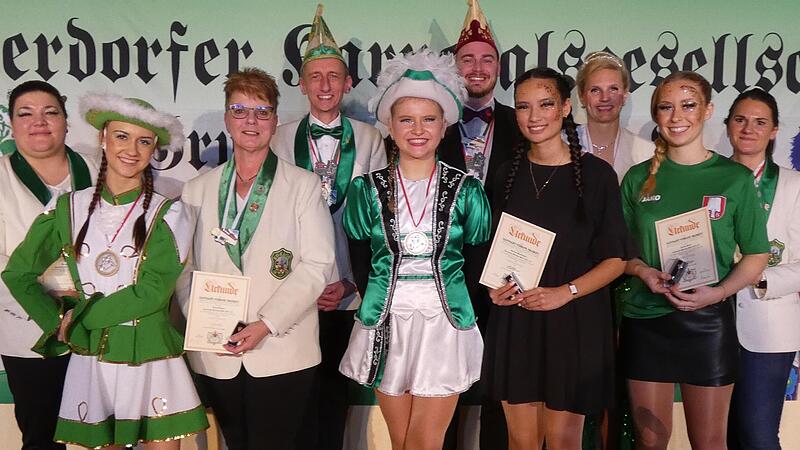 Unser Bild zeigt (von links): Susanne Wehner, Jule Zirwick, Irene Kramer, Matthias B&ouml;mmel, Hannah Sell, Felix Zirkelbach, Sandra Hesselbach, Jacqueline Meschke-Th&ouml;neb&ouml;hn, Am&eacute;lie Reich und Anna Brand.