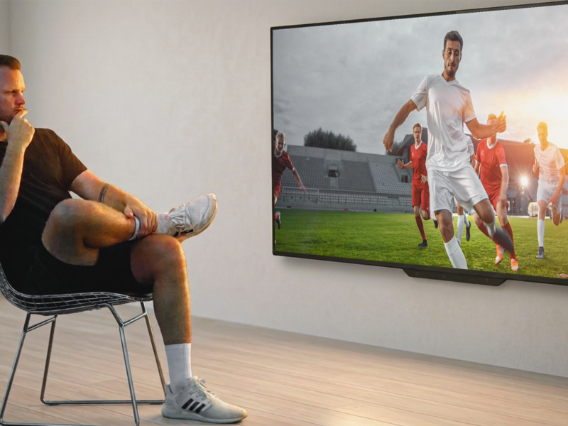 Videoanalyse spielt mittlerweile auch im Amateurfu&szlig;ball  eine  gro&szlig;e Rolle &ndash; auch f&uuml;r Coburgs Trainer Carl-Philipp Schiebel. Dieses Bild wurde mit KI-Unterst&uuml;tzung erstellt.