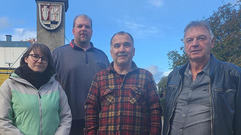 Benjamin Baier (2. von links) will der n&auml;chste B&uuml;rgermeister von Tettau werden. Deshalb hat er am Samstag die W&auml;hlergruppe &bdquo;Ja zu Tettau&ldquo; ins Leben gerufen. Mit im Bild: Nancy Baier, Hans-J&uuml;rgen Deckert und Michael Keil.