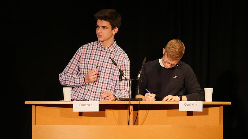 Der M&uuml;nnerst&auml;dter Gymnasiast Julian Engelhardt (links) hat sich beim Wettbewerb &bdquo;Jugend debattiert&ldquo; f&uuml;r die Landesebene qualifiziert.