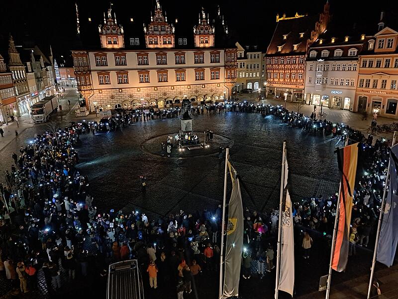 Laut Polizeischätzung waren an die 1000 Menschen auf dem Marktplatz.