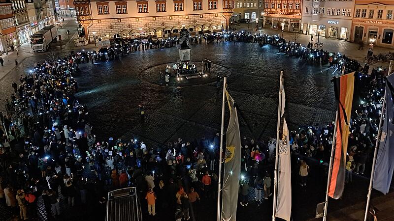 Laut Polizeischätzung waren an die 1000 Menschen auf dem Marktplatz.