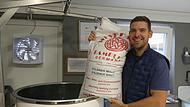 Mathias Hoehn in seiner Brauerei in der Erlanger Stra&szlig;e mit einem Sack Weyermann-Malz aus Bamberg.