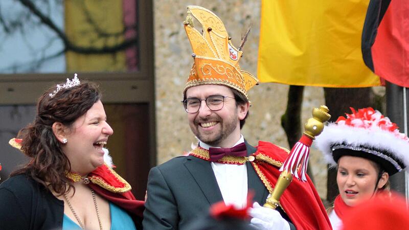 Das Prinzenpaar Tom und Julia &uuml;bernehmen bis Aschermittwoch das Kronacher Rathaus.