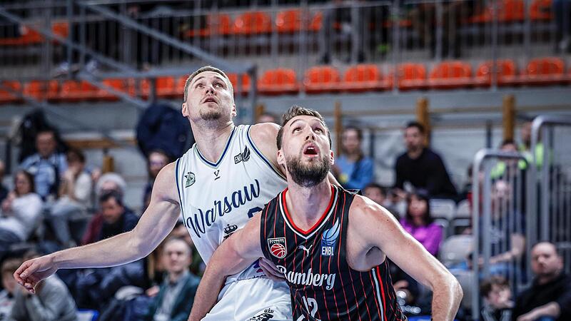 Der Bamberger Brandon Horvath (rechts) im Reboundduell mit Janari Joesaar von Dziki Warschau.