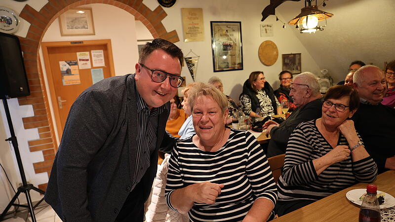 Mehr als achtzig Interessierte kamen zur Nominierungsveranstaltung der Freien Wähler Marktleugast: Setrick Röder wurde einstimmig zum Bürgermeisterkandidaten gewählt.