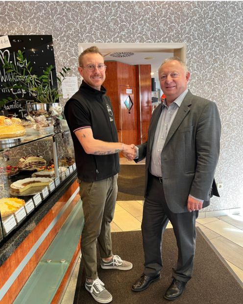Landrat Thomas Bold (rechts) gemeinsam mit Juniorchef Nicolas Borst nach der Vertragsunterzeichnung
