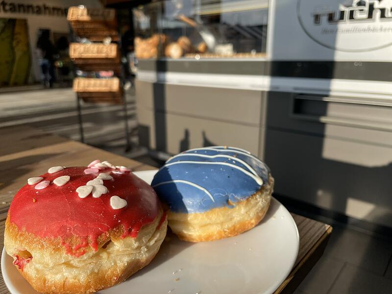 Bäckerei Fuchs Besonderheiten bei der Bäckerei Fuchs sind 2026 zum Beipsiel blauen Muffins mit Beerencremefüllung oder der „Heiße Liebe“-Krapfen mit Himbeer-Vanille-Füllung.