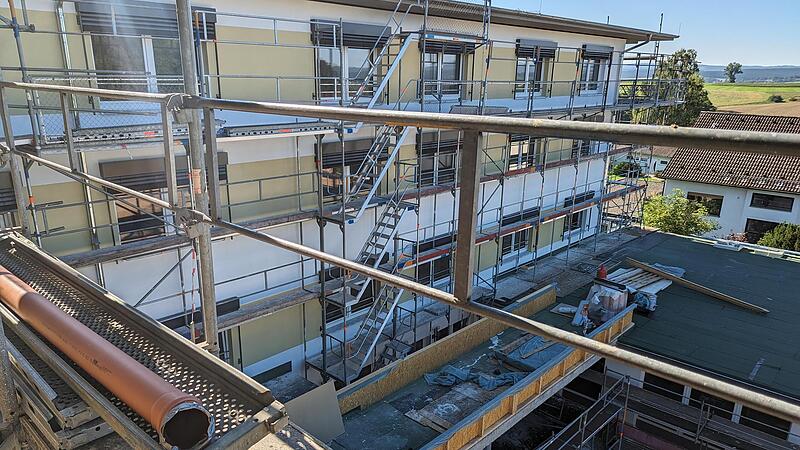 Die Bauger&uuml;ste werden nicht mehr lange ben&ouml;tigt. Der neue Teil des Wohnstifts ist fast fertig.