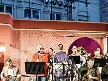 Das BlueTrainOrchestra gastiert am Sonntag auf der Maßbacher Freilichtbühne.