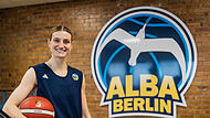 Willkommen im Berlin: Die Bambergerin Alina Hartmann im Trainingszentrum ihres neuen Arbeitgebers.