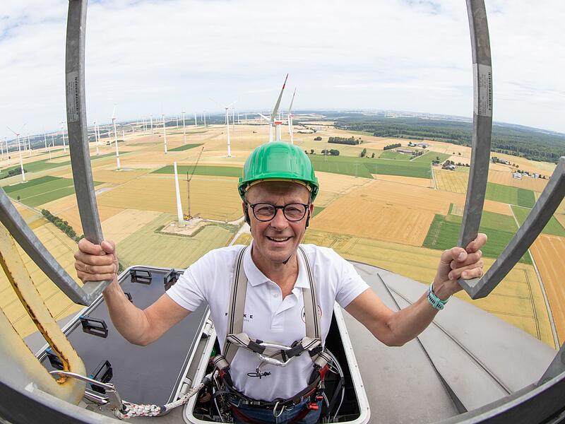 Merz macht Windkraft-Gondelfahrt