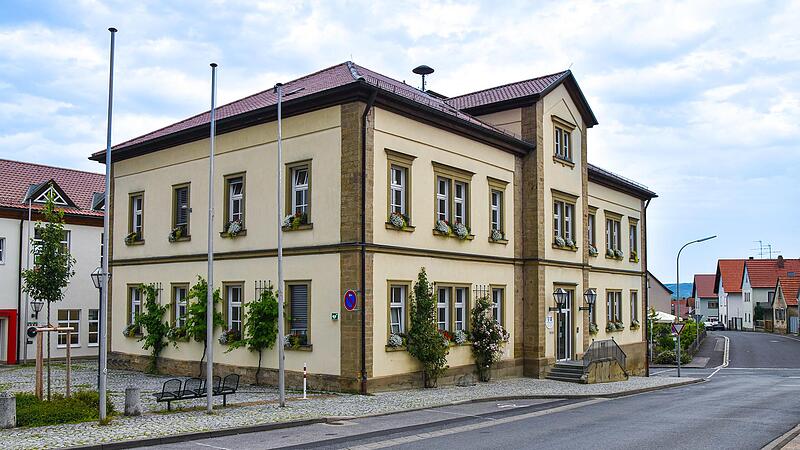Das Rathaus in Knetzgau war fr&uuml;her Schule. Hier sitzt die Verwaltung.