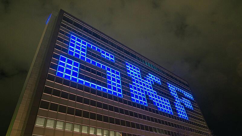 Die Fassade des SKF-Verwaltungshochhauses in Schweinfurt bei Nacht: Die IG Metall ist in groer Sorge um die Arbeitsplatze bei den groen Schweinfurter Industrieunternehmen wie SKF oder ZF._