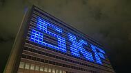 Die Fassade des SKF-Verwaltungshochhauses in Schweinfurt bei Nacht: Die IG Metall ist in groer Sorge um die Arbeitsplatze bei den groen Schweinfurter Industrieunternehmen wie SKF oder ZF._