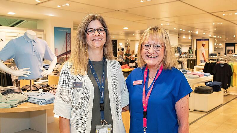 Doris Stepper (links) und Petra Konrad strahlen übers ganze Gesicht. Am Freitagmittag haben sie erfahren, dass ihr Job bei Galeria Karstadt Kaufhof in Würzburg erhalten bleibt.